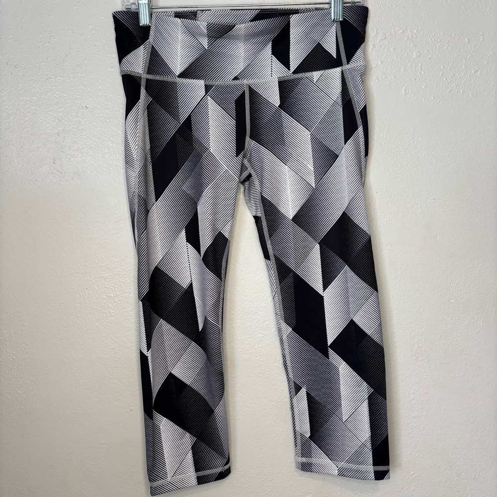 GapFit Ladies‎ Cropped Legging Size S Black And White Geometric G Fast Workout